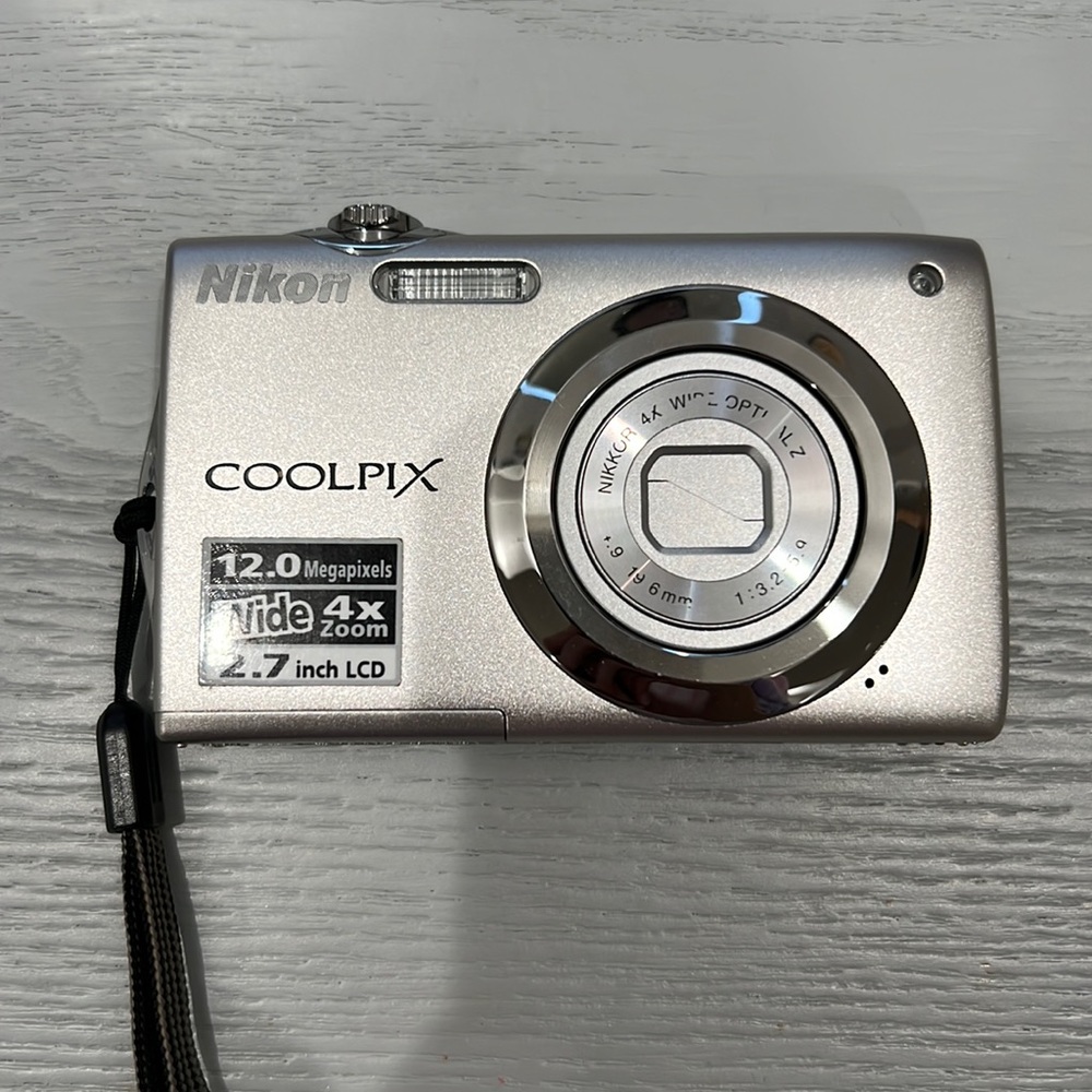 Nikon Coolpix S3000 Digital Camera in Silver with SanDisk 4GB SD, no charger